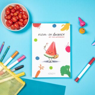 KLEUR – EN DOEBOEK🍉
.
Mimi Watermeloen is de creatiefste van de Höngry bende. Ze helpt je kleuren, tellen, verbinden, doolhofjes oplossen, de verschillen zoeken en zoveel meer…
Op een speelse manier leert je kind bij en ontdekken jullie samen hoe ongelofelijk plezant groenten en fruit zijn.
50 kleur en doe opdrachtjes voor kleuters vanaf 2 jaar. 😀
.
#kleurendoeboek #hongry #ondernemendemadammen #kadootjes