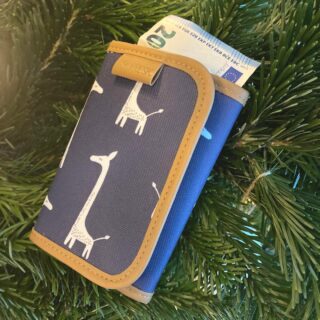 ✨NIEUWJAARSCENT✨
.
Pakjestijd! Geef je graag geld cadeau? Steek deze dan in een prachtige portemonnee van Fresk! Succes gegarandeerd! ✨🎁 
.
#feelsinspired #cadeautip #tip #nieuwjaarscent #pakjestijd #kerstgeschenk