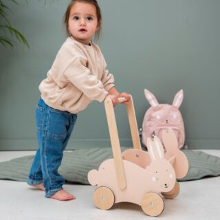 ✨HOUTEN DUWKAR✨
.
Mrs. Rabbit gaat graag mee op stap met je kleintje. Kinderen zullen veel plezier beleven aan het in- en uitladen van hun favoriete speelgoed om samen op stap te gaan, klaar om heel de wereld te gaan ontdekken! 
.
#nieuwjaar #cadeautip #newyearsgift #trixiebaby