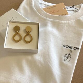 ✨3 LITTLE STORIES✨
.
Hoe tof zijn deze MOM OF T-shirts! ♡
Onder het motto eenvoud siert, is deze T-shirt voor trotse mama's super leuk! Get yours!
Opgelet want op = op! 
Shop online of breng ons vrijdag of zaterdag een bezoekje tijdens onze pop up days! 😉
.
#feelsfamilystore #feelslikenew #cadeautip #cadeauvoorhaar #moederdagtip #brandnew #3littlestories #momstuff