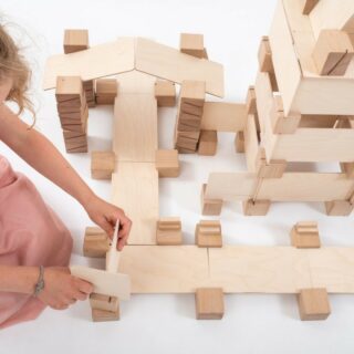 ✨JUST BLOCKS✨
.
Met dit leuke houten bouwpakket kan je kind zijn eigen garage, dierentuin, vliegveld, 
parcours of toren ontwerpen!
Elk speelmoment zullen de houten blokken een andere invulling krijgen.
We hebben nu ook een nieuw ontwerp van de populaire, houten blokken … 
de ‘Smart Lines’ set! 
Deze blokkenreeks hebben een gleufje, zodat de platte plankjes in de blokken passen en je zo nog makkelijker en stabieler constructies kan bouwen. 
.
#feelthejoy #feelslikechristmas #cadeautip #openeindespel #justblocks #samenspelen 
#duurzaamspeelgoed #bouwen #houtenspeelgoed #sustainabletoys #pakjestijd
